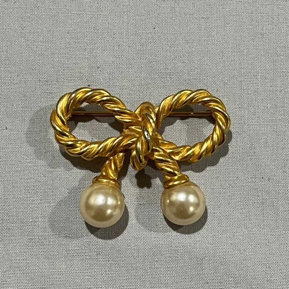 Vintage Gold Tone Twisted Rope Bow Brooch Pin with Faux Pearl Drops